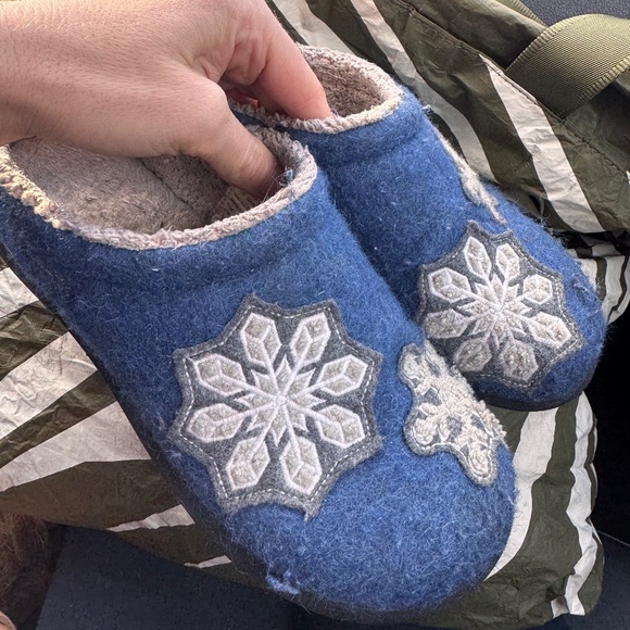 L.L. Bean Blue Snowflake Women's Slippers size 6 - Picture 1 of 8